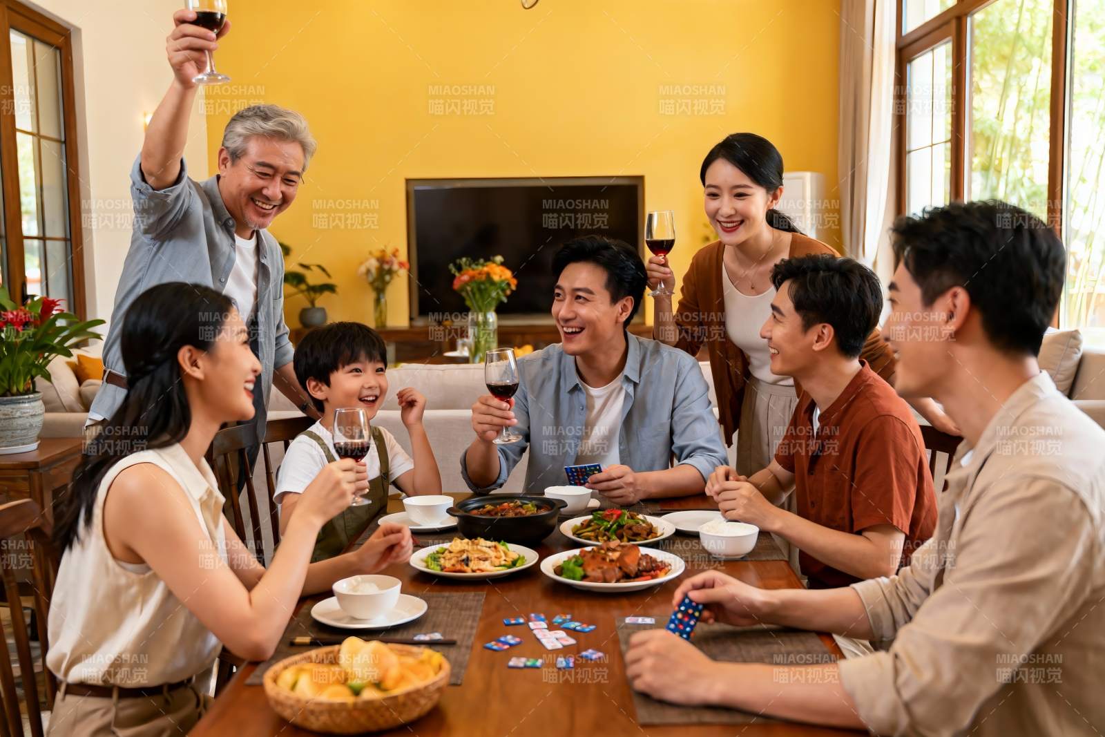 家庭聚餐欢庆时刻图片