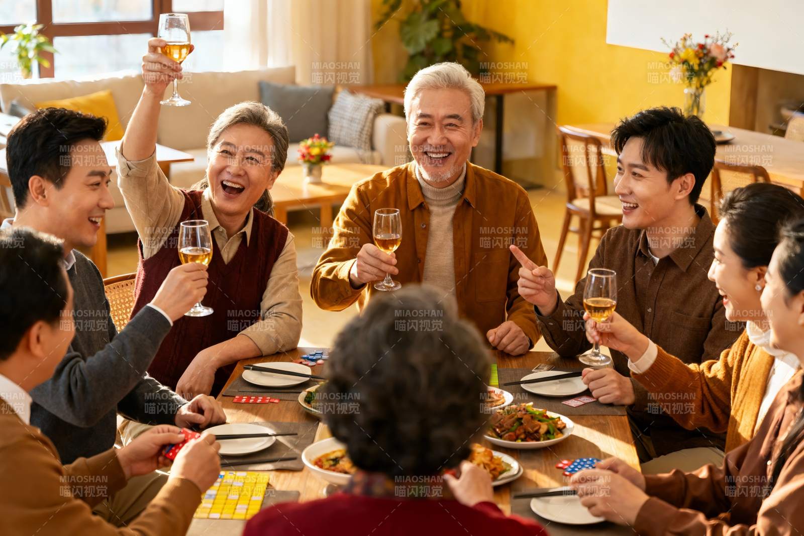 家庭聚餐欢庆时刻图片