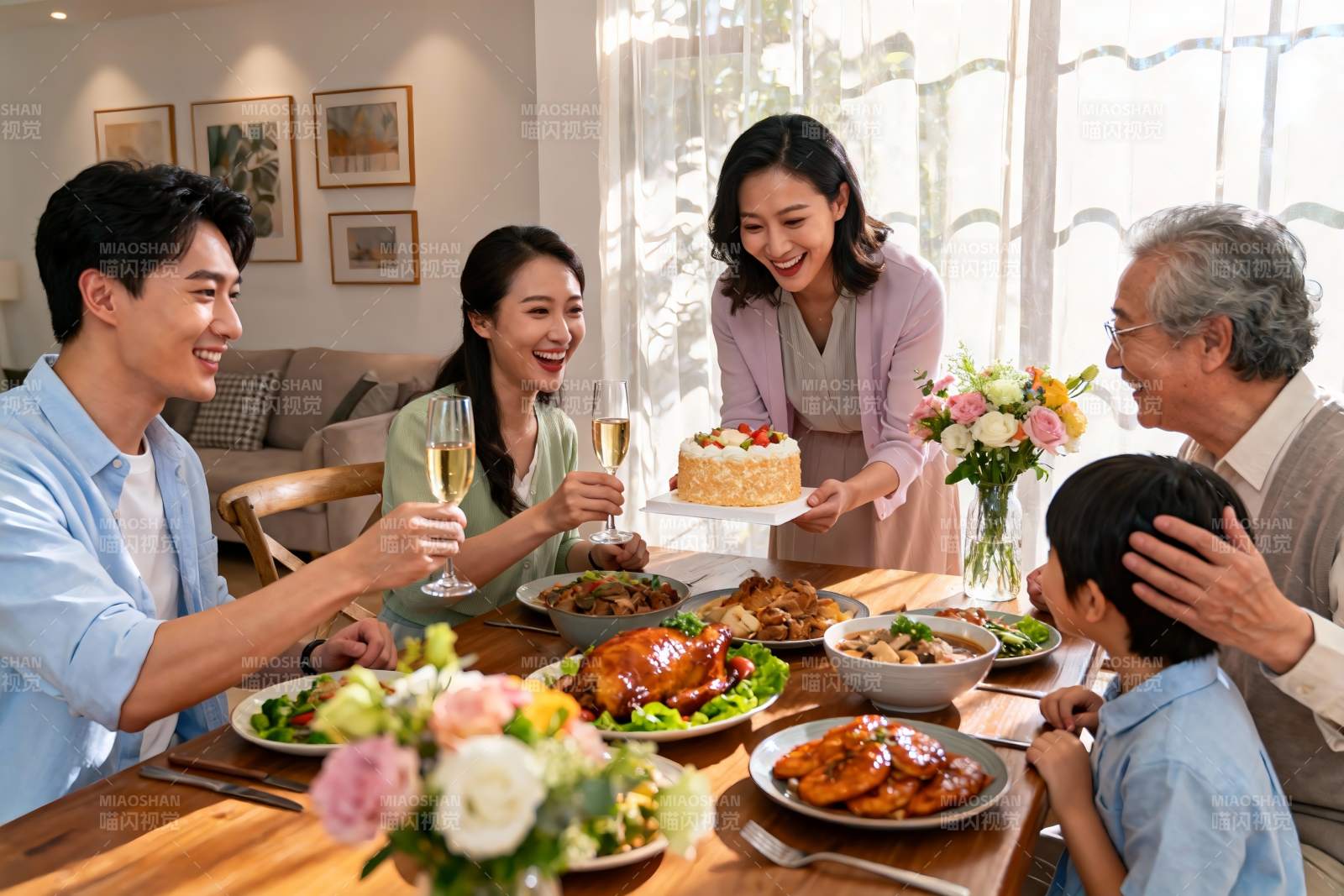 家庭聚餐欢庆时刻图片