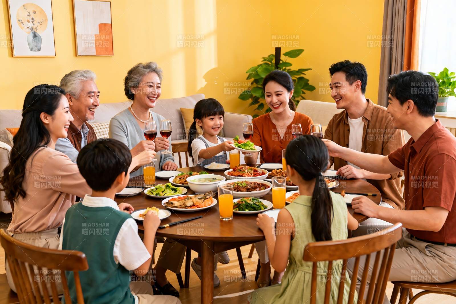 三代同堂家庭聚餐温馨场景图片