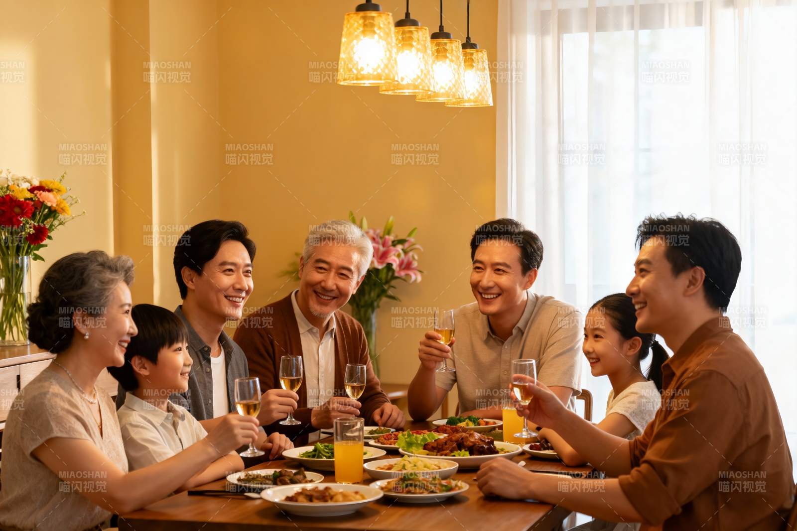 家庭聚餐欢庆时刻图片