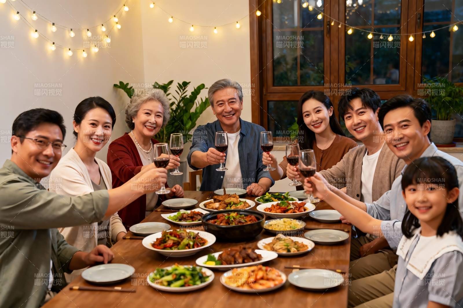 家庭聚餐欢庆时刻图片