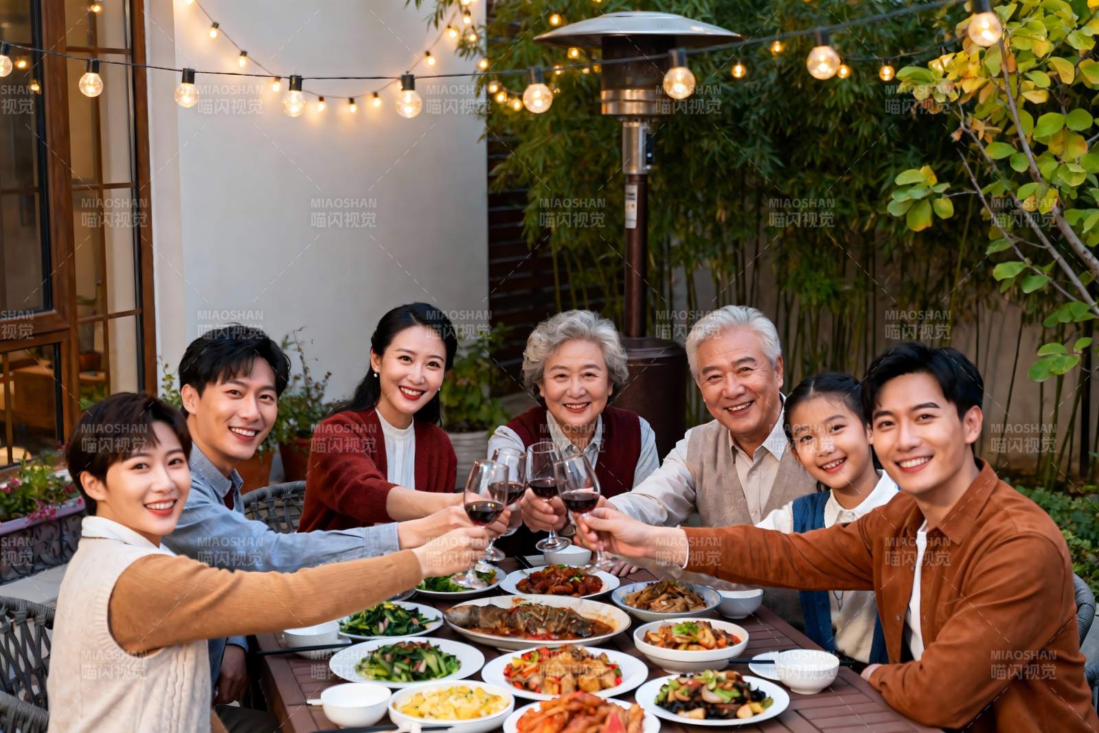 家庭聚餐欢庆时刻图片