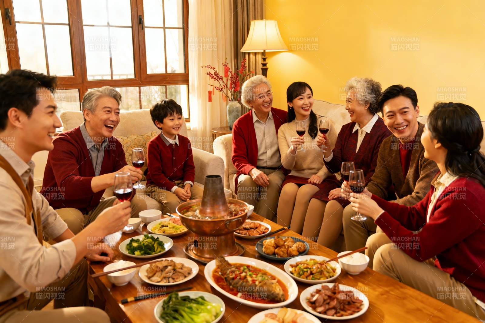 家庭聚餐欢庆团圆时刻图片