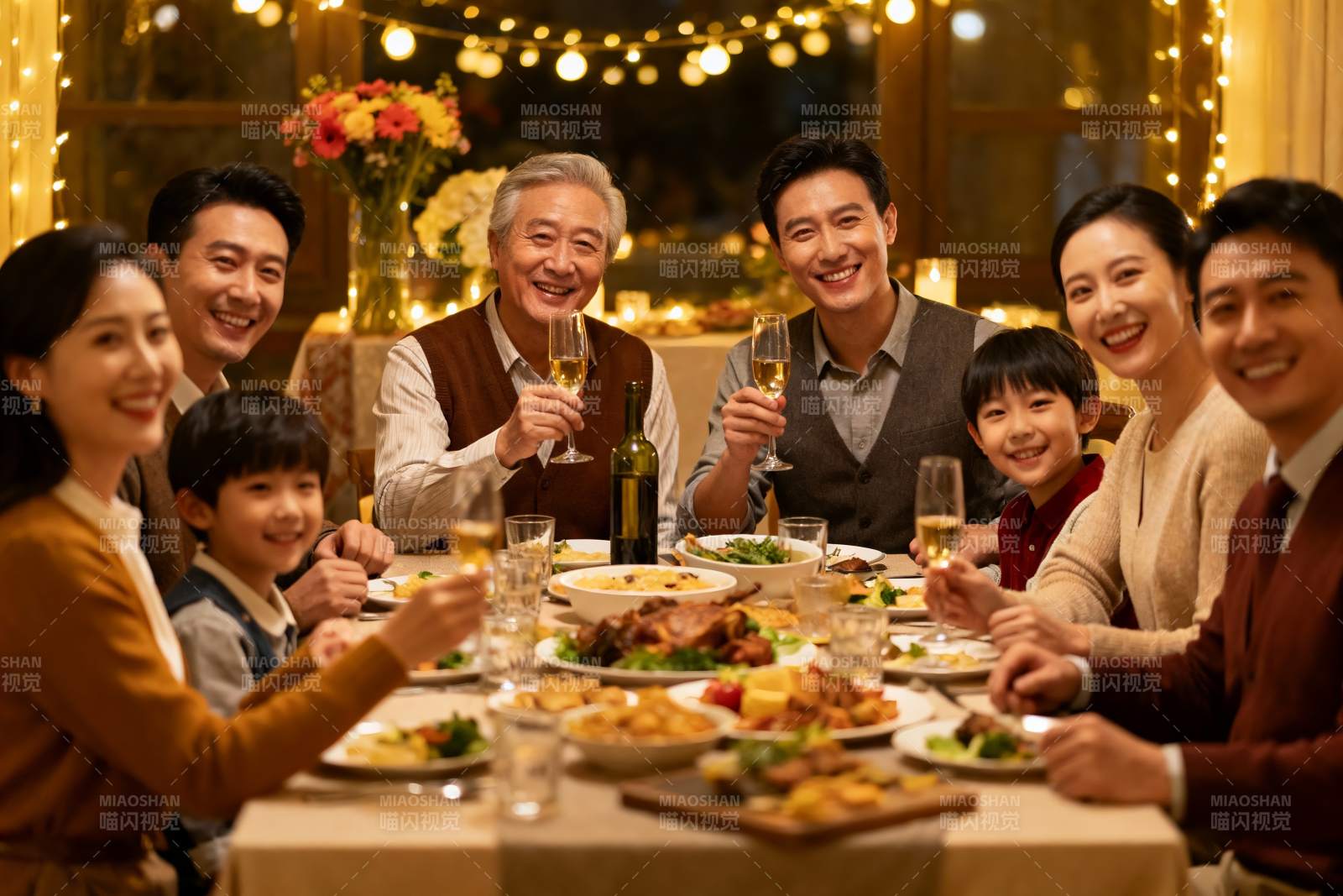温馨家庭聚餐欢庆时刻图片