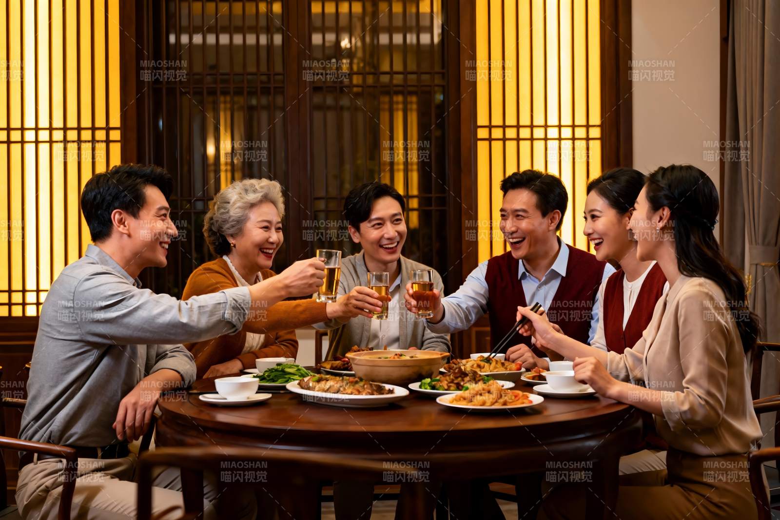 家庭聚餐欢庆时刻图片