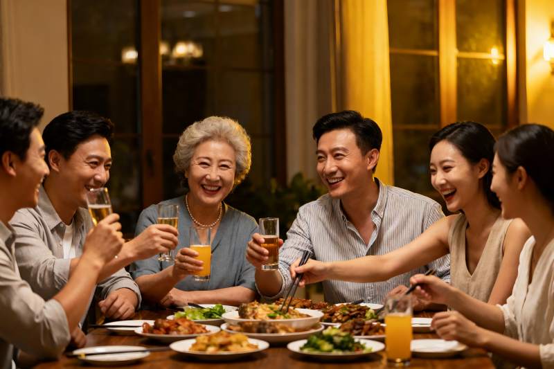 家庭聚餐欢庆时刻图片