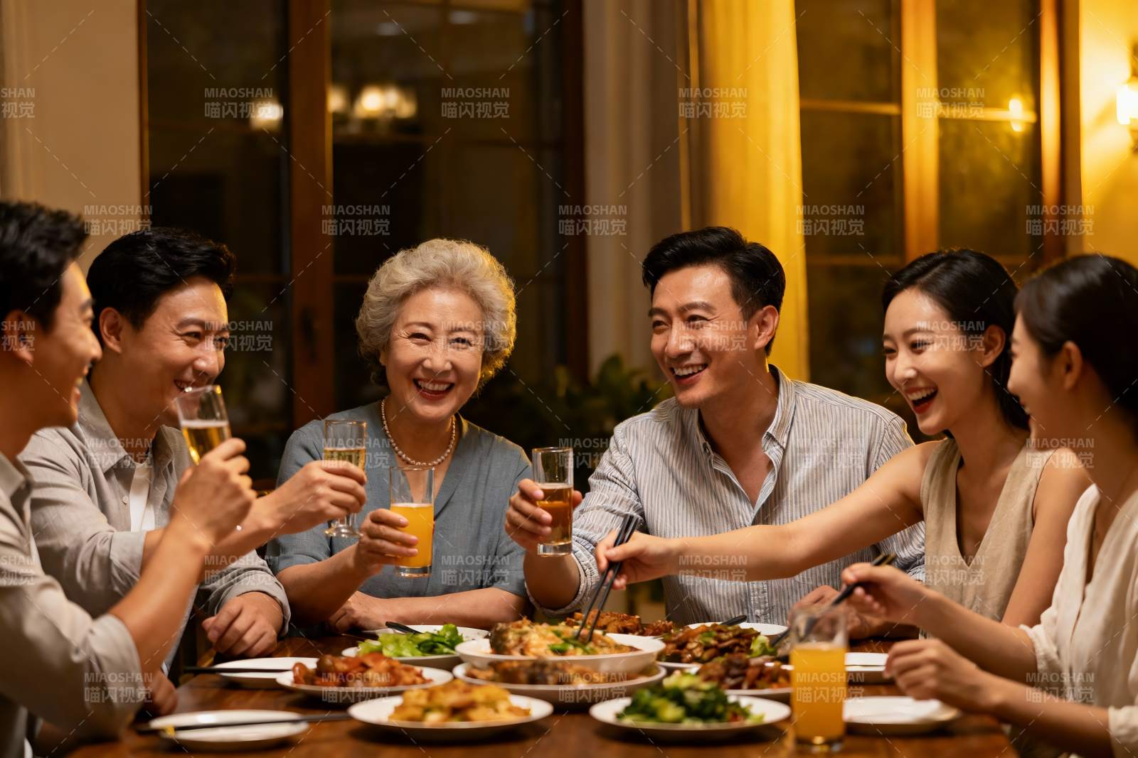 家庭聚餐欢庆时刻图片