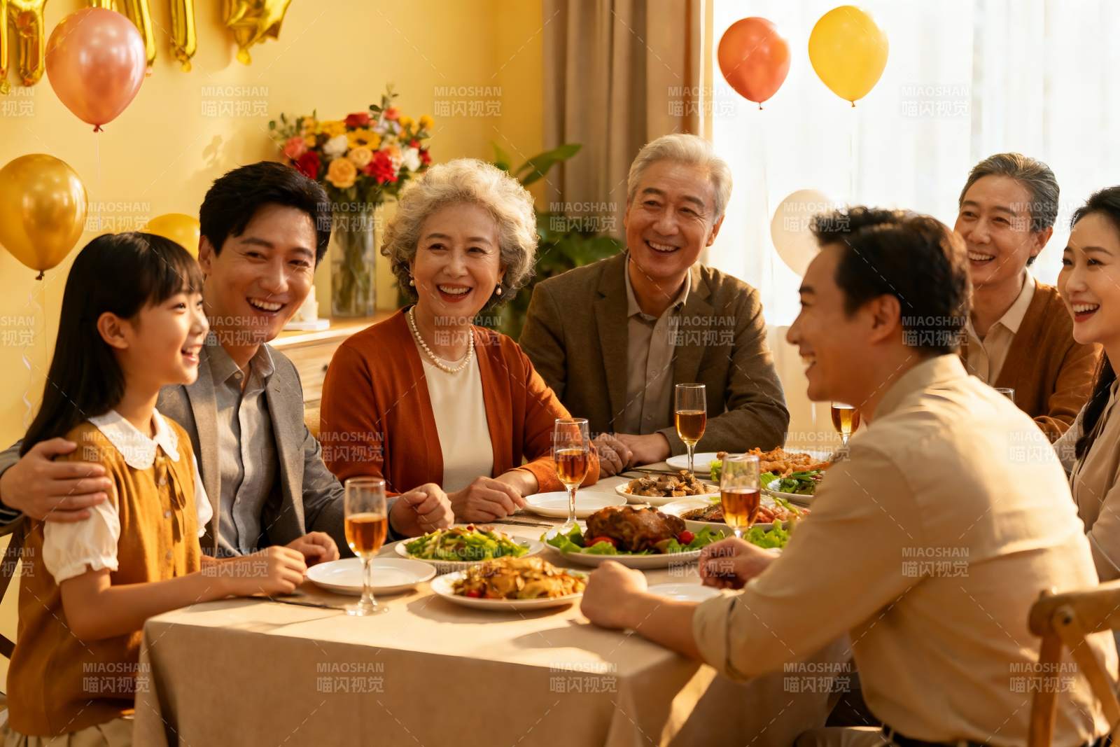 家庭聚餐欢庆场景图片