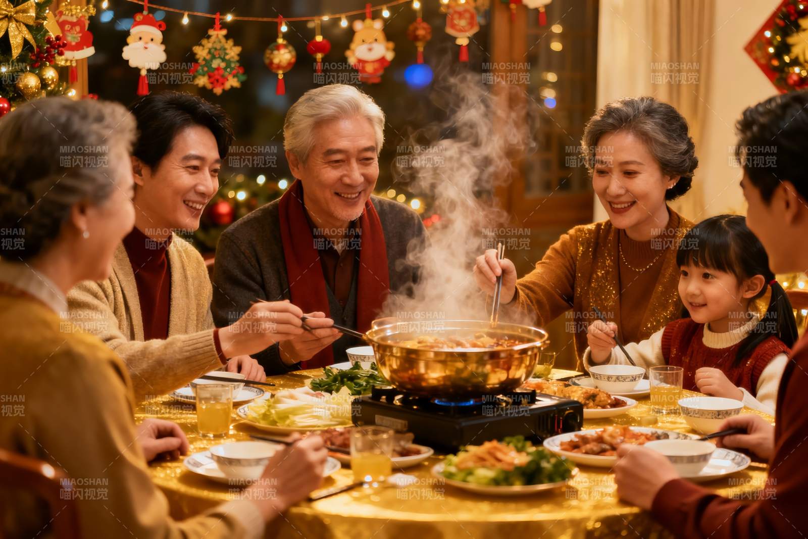 温馨家庭聚餐吃火锅图片