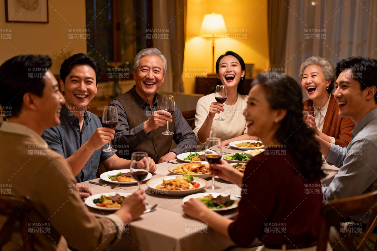 家庭聚餐欢笑举杯其乐融融图片