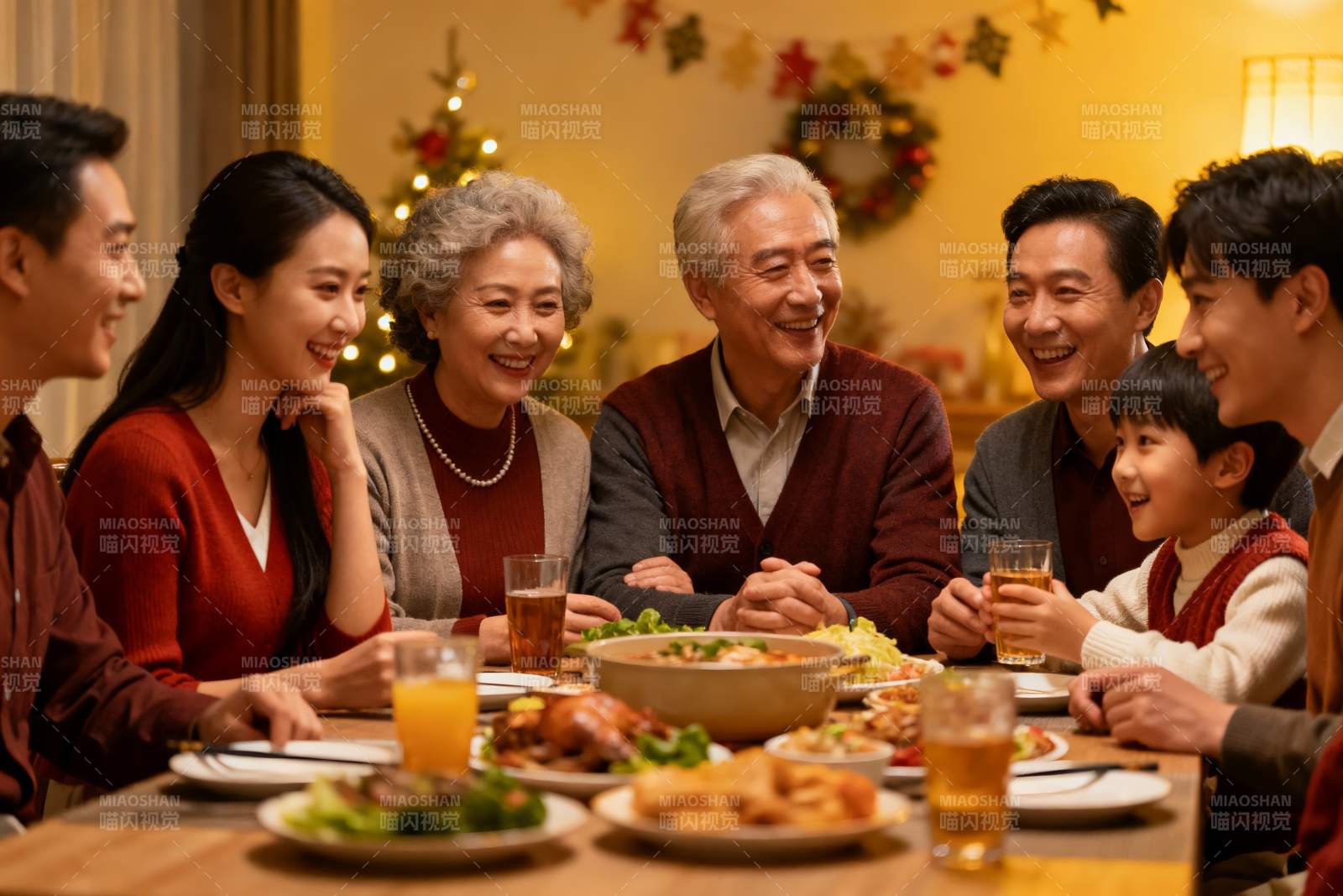 温馨家庭聚餐其乐融融图片