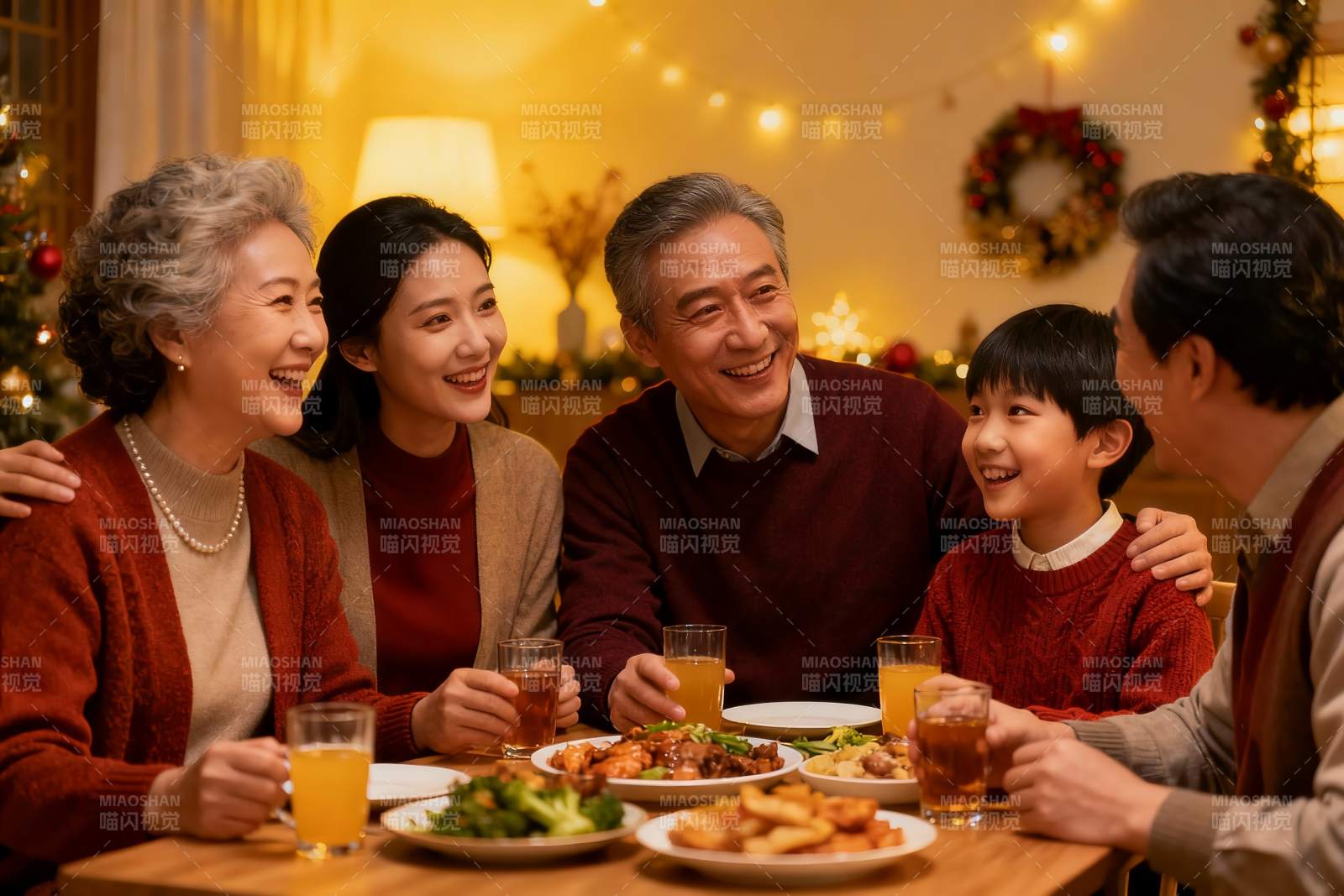 温馨家庭聚餐共庆节日图片