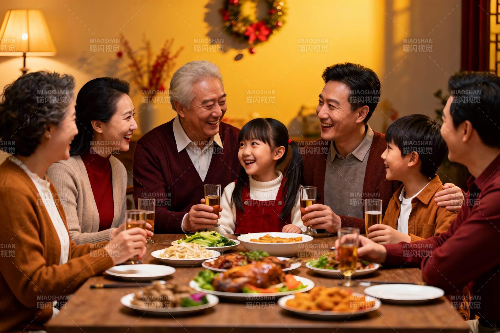 家庭聚餐欢庆团圆时刻图片