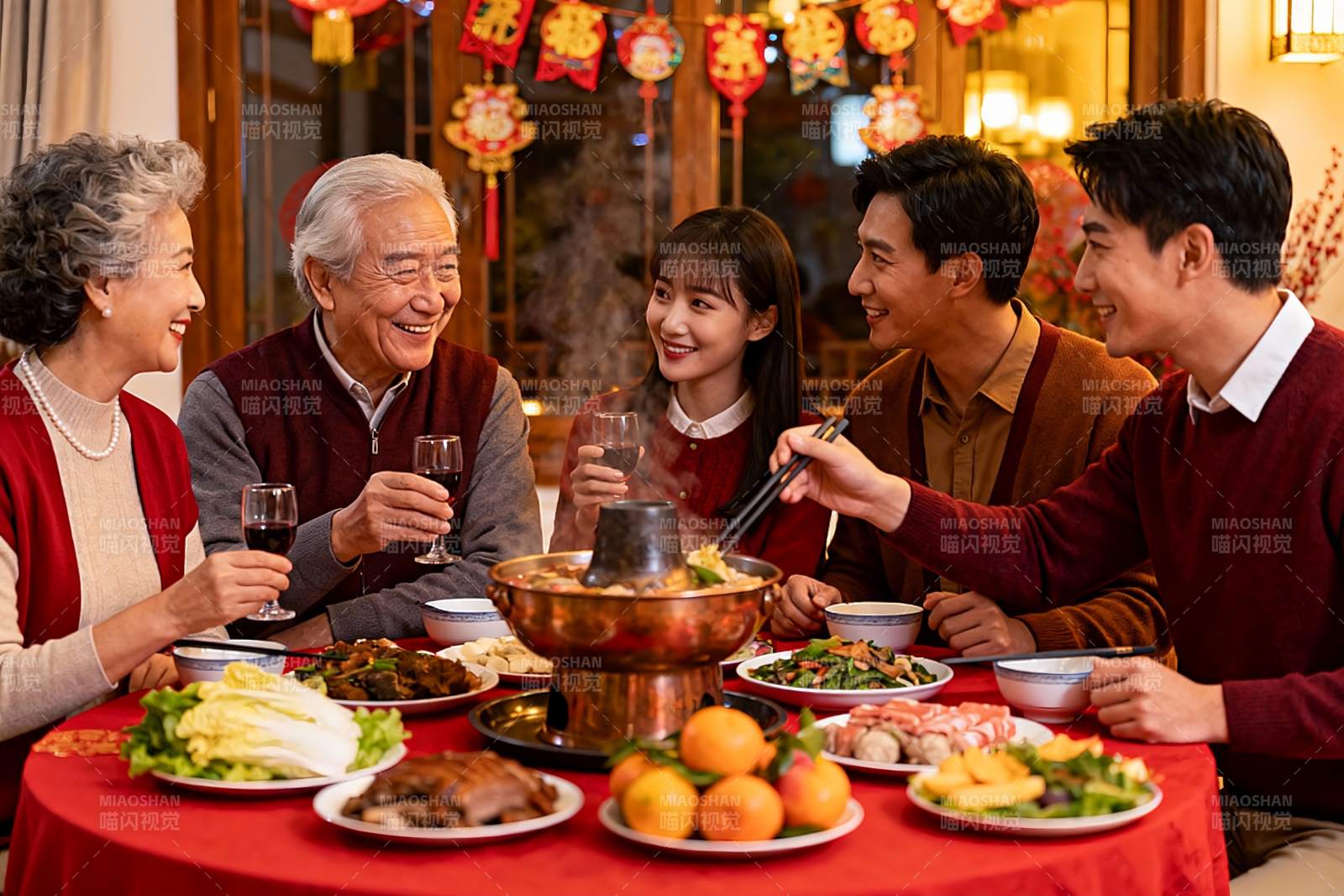 家庭聚餐欢庆团圆饭图片