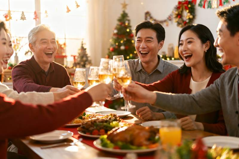 家人欢聚庆节日举杯同庆图片