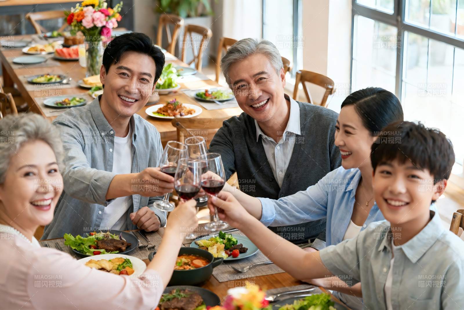 三代同堂家庭聚餐举杯欢庆图片