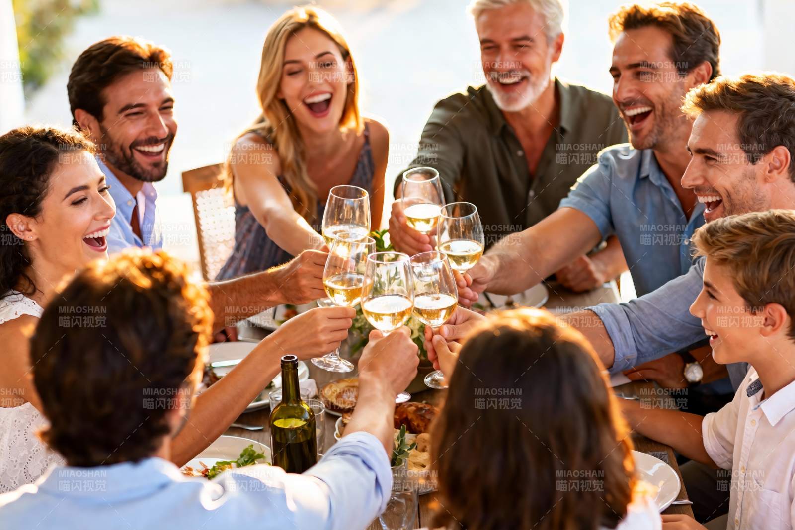 家庭聚餐欢庆时刻图片