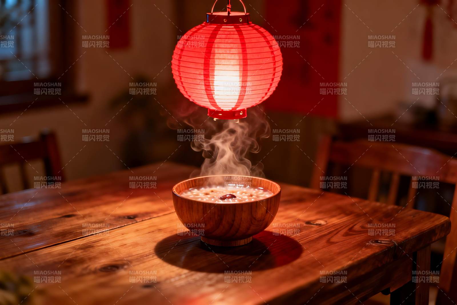 红灯笼下热气腾腾的木碗图片
