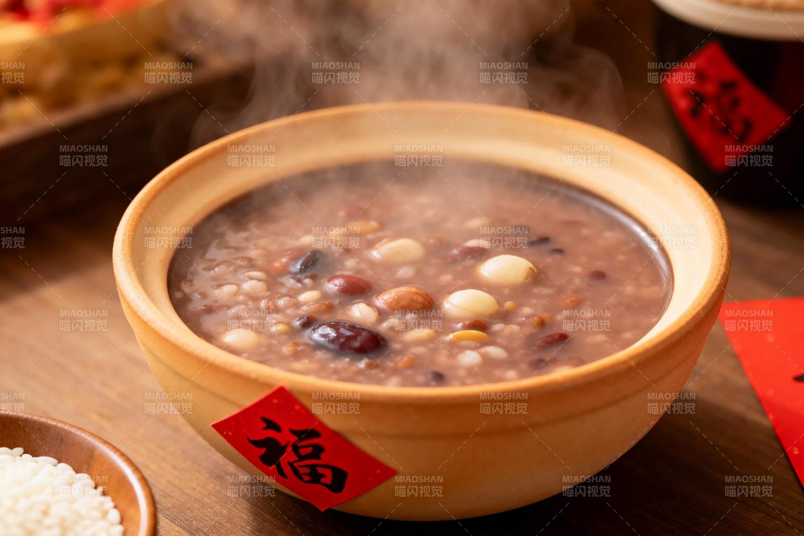 热气腾腾的杂粮粥图片