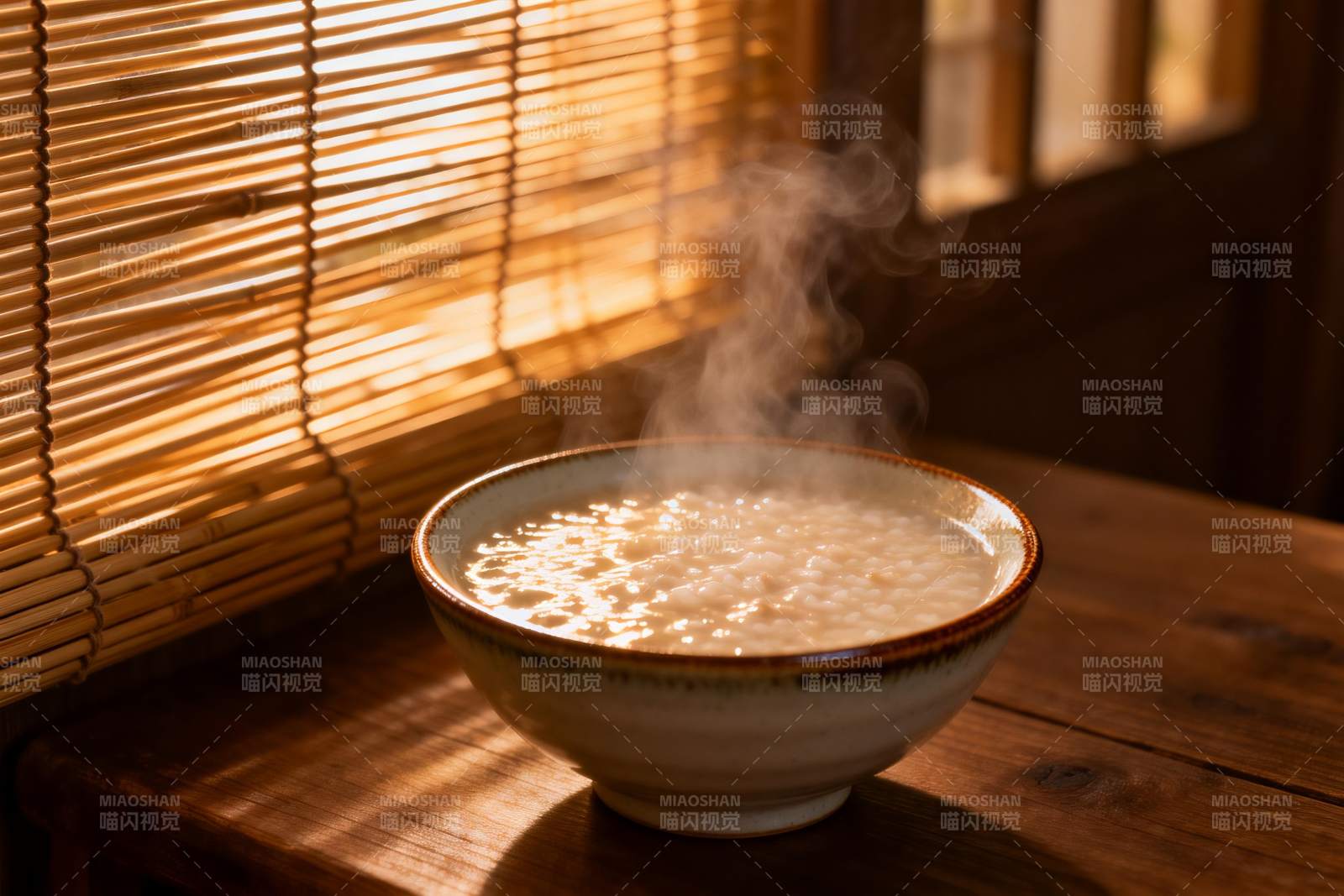 热气腾腾的米粥与竹帘光影图片