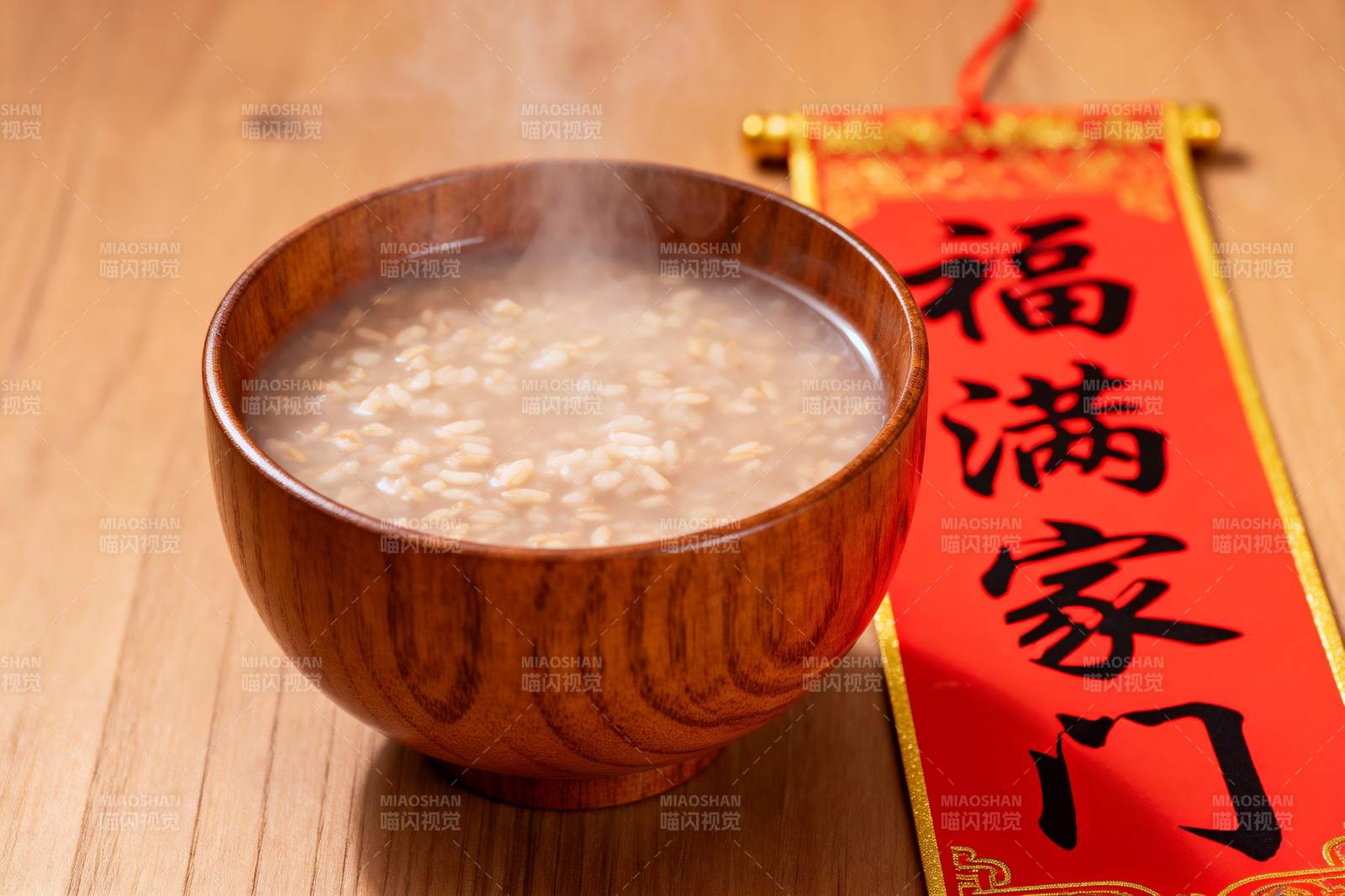 热气腾腾的木碗粥配福字挂饰图片