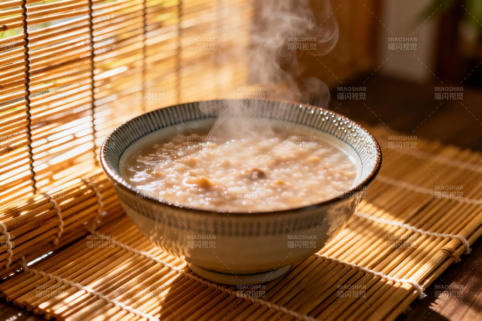 热气腾腾的米粥图片