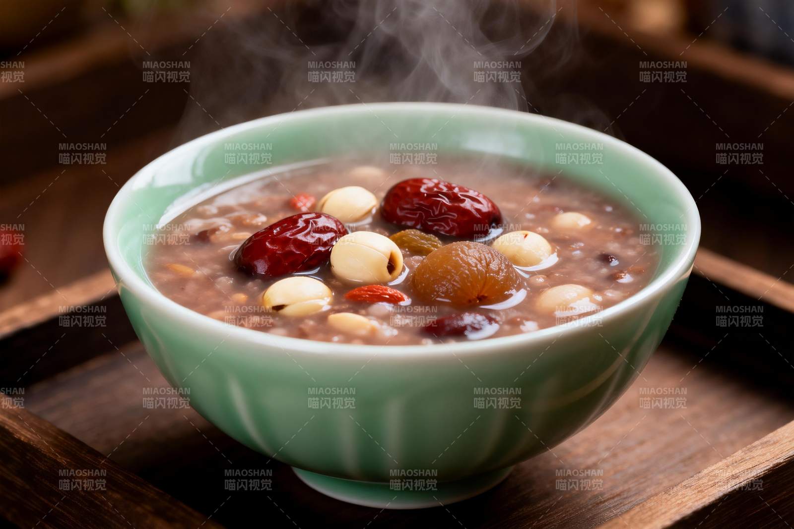 热气腾腾的养生粥图片