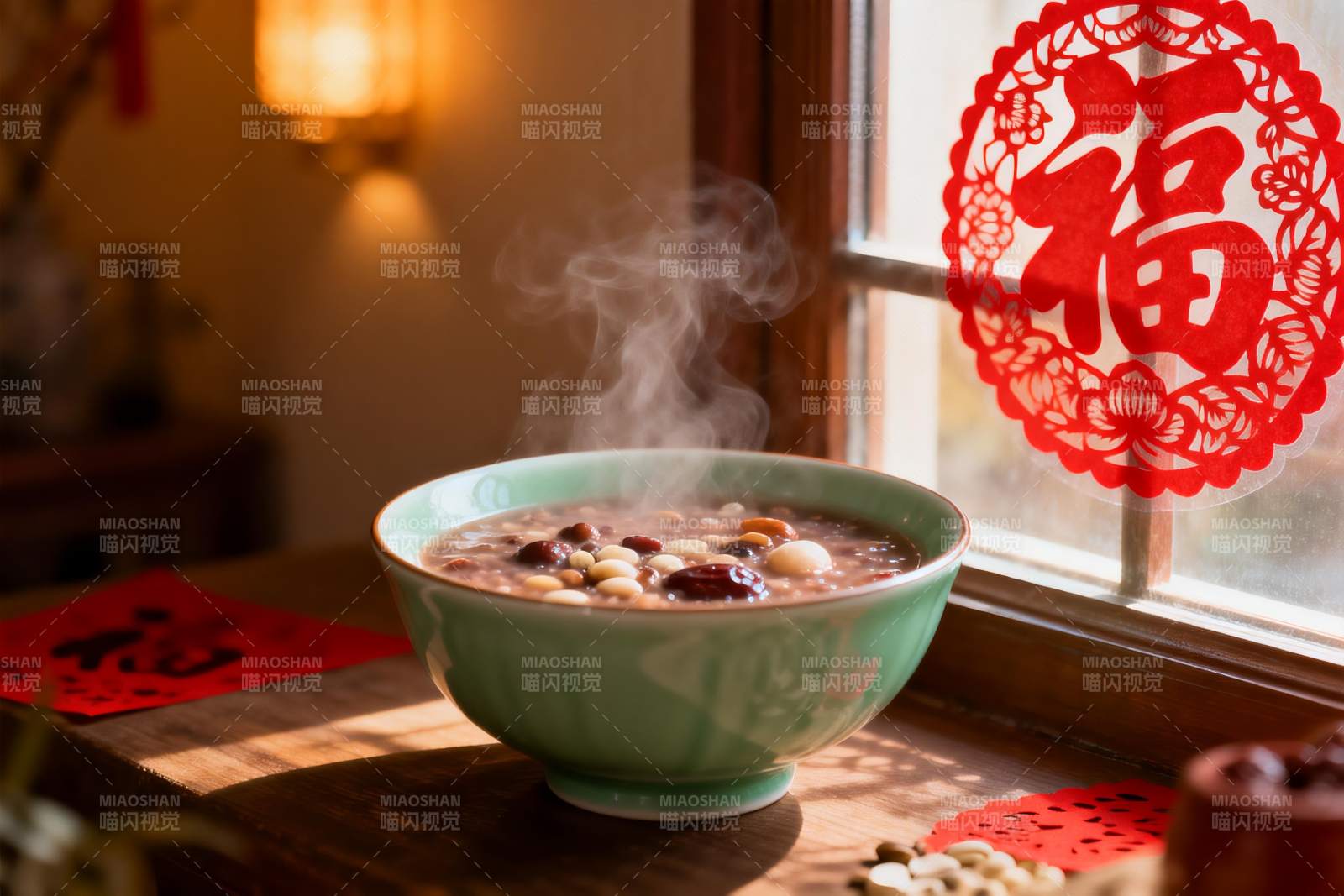 热气腾腾的杂粮粥与窗边福字图片