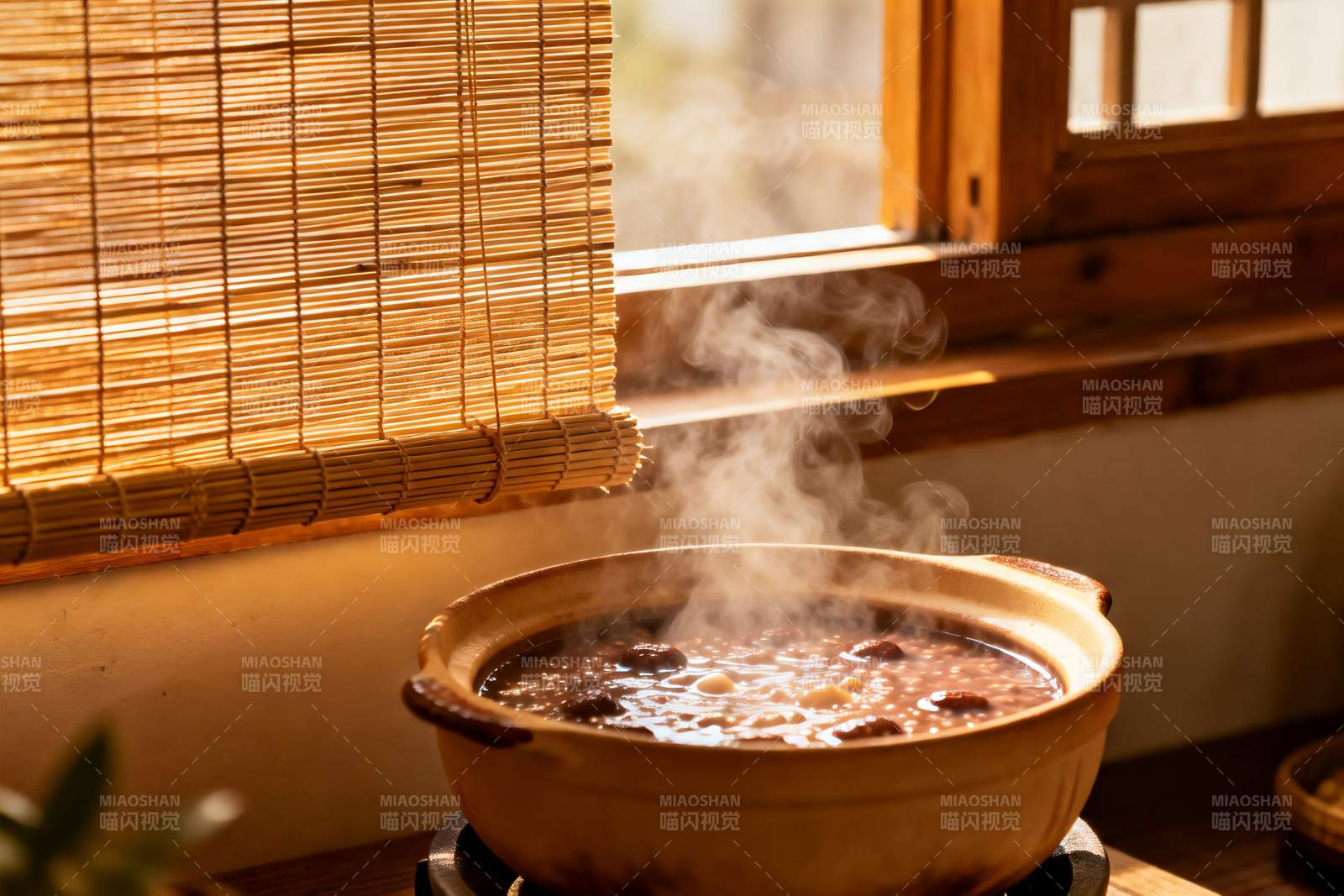 热气腾腾的粥品特写图片