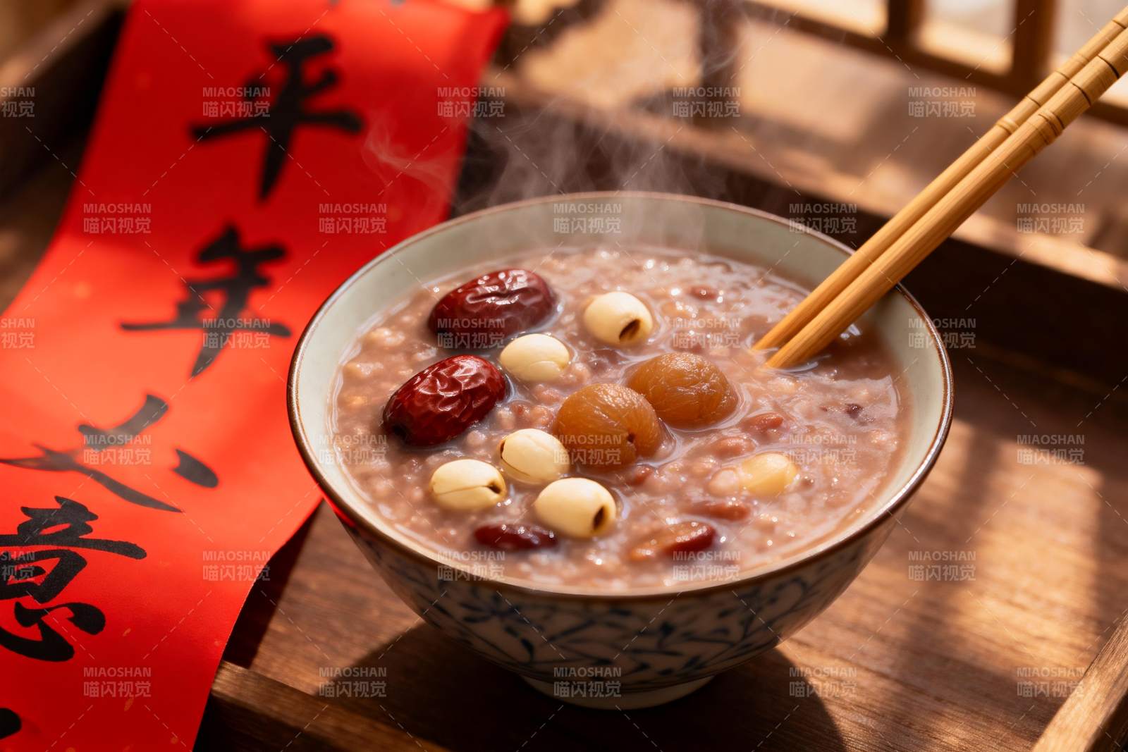 热气腾腾的八宝粥配红纸图片