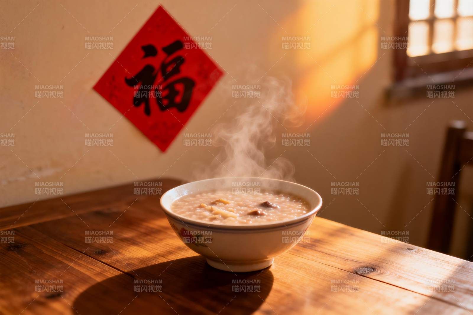 热气腾腾的粥与福字装饰图片