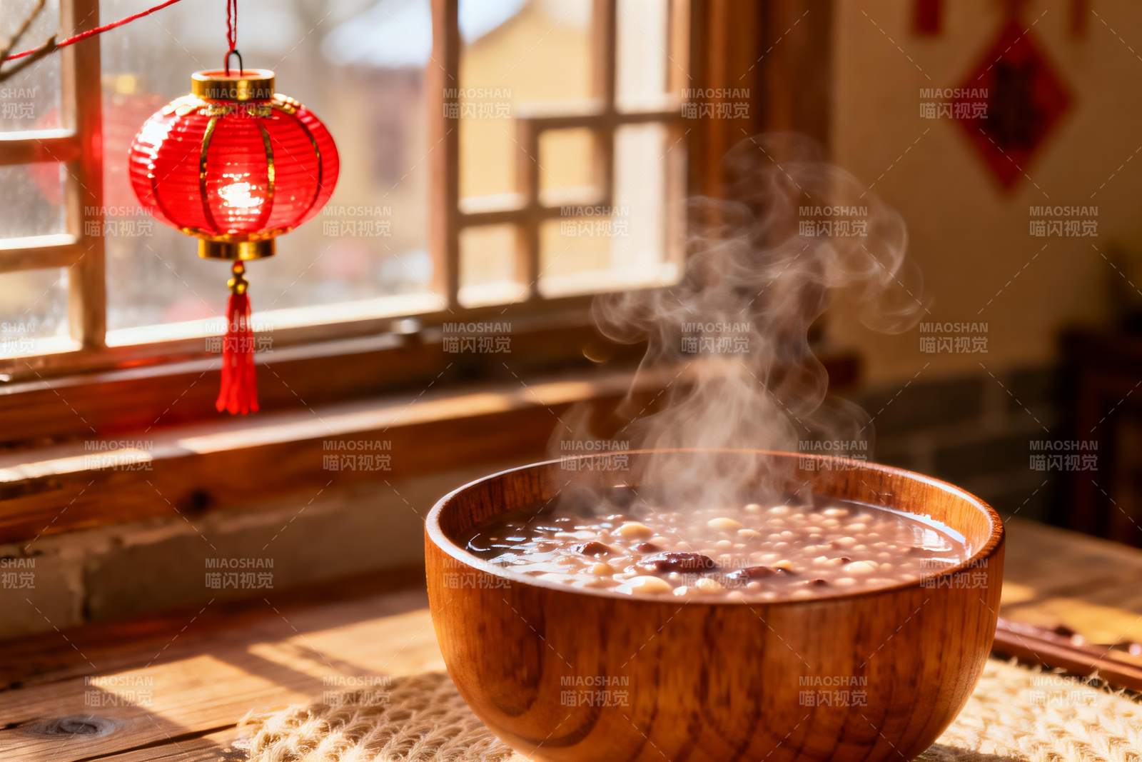热气腾腾的木碗粥与红灯笼图片