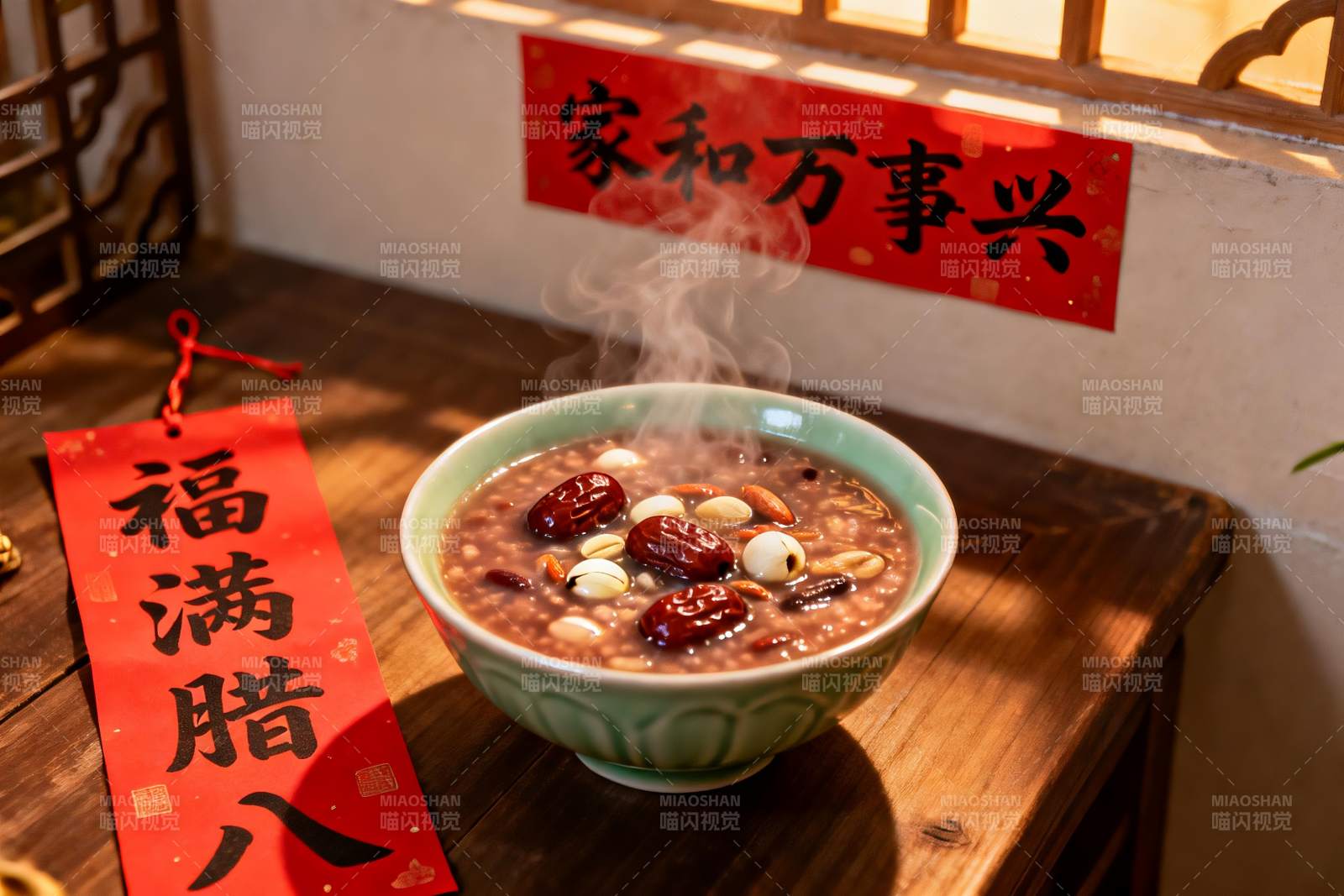 热气腾腾的腊八粥与新年装饰图片