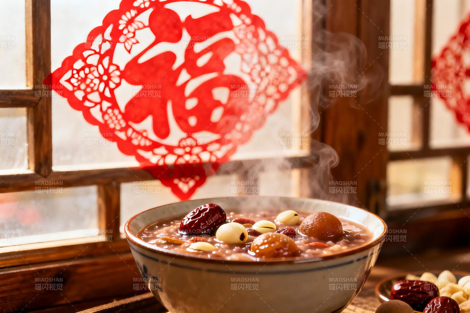 热气腾腾的腊八粥配窗花图片