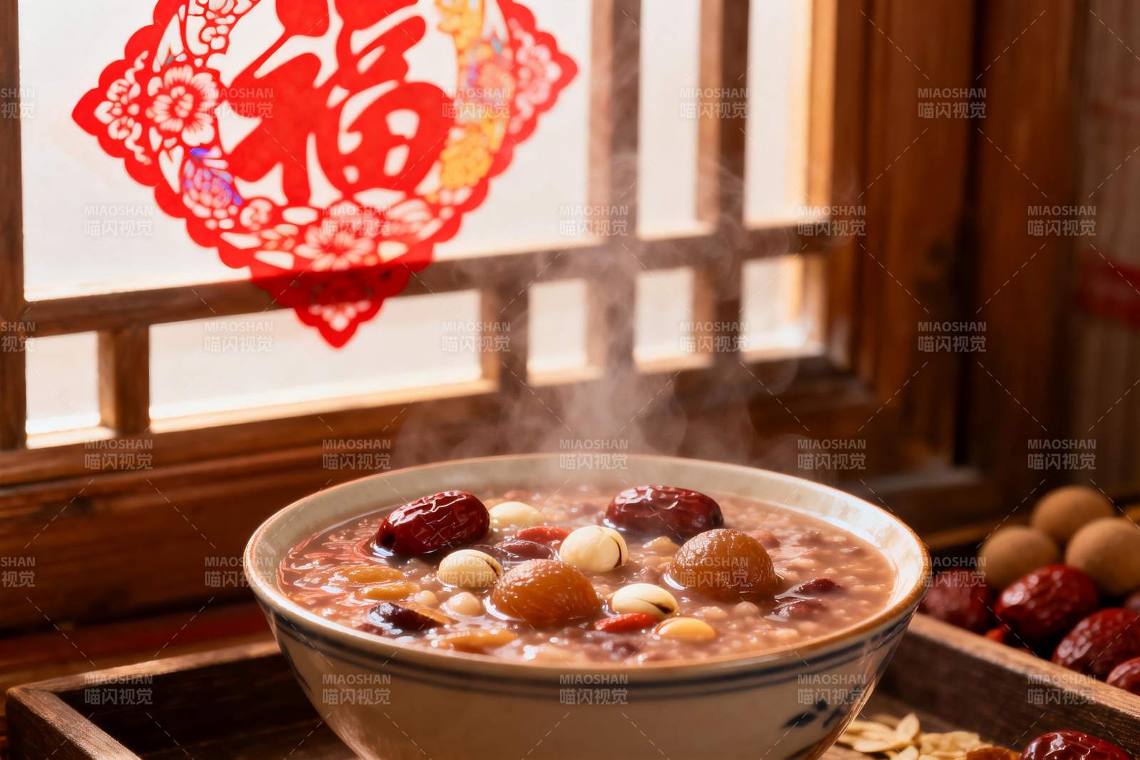 热气腾腾的八宝粥配窗花图片