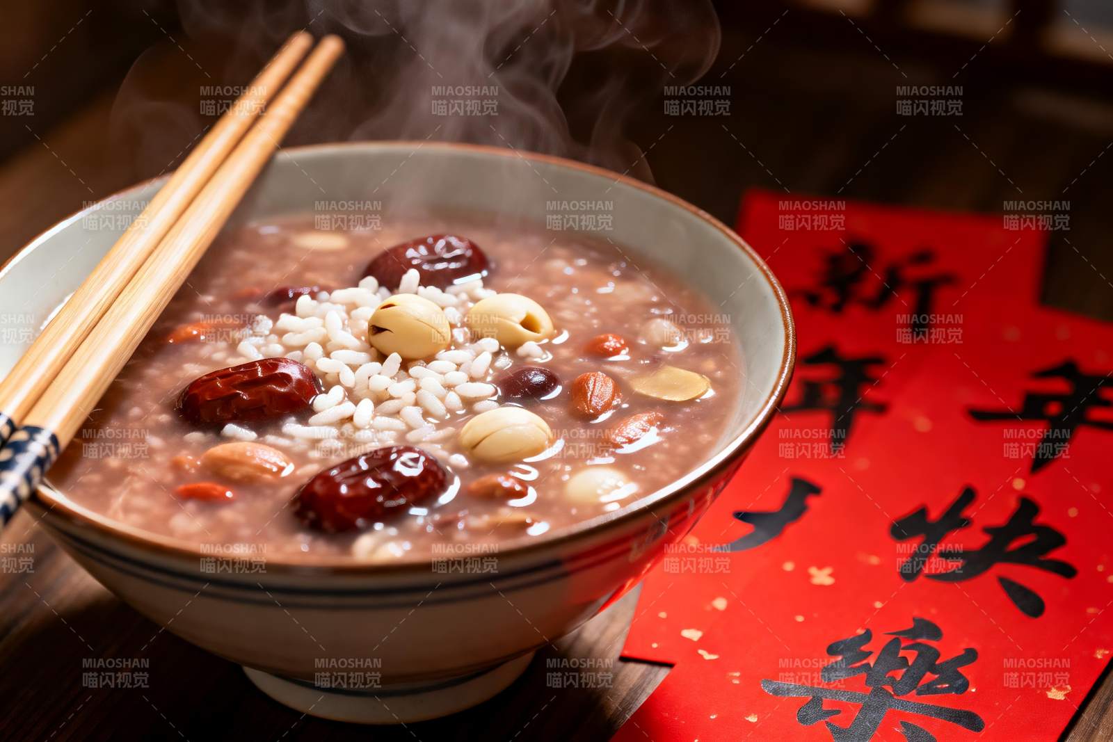 热气腾腾的腊八粥配新年祝福图片