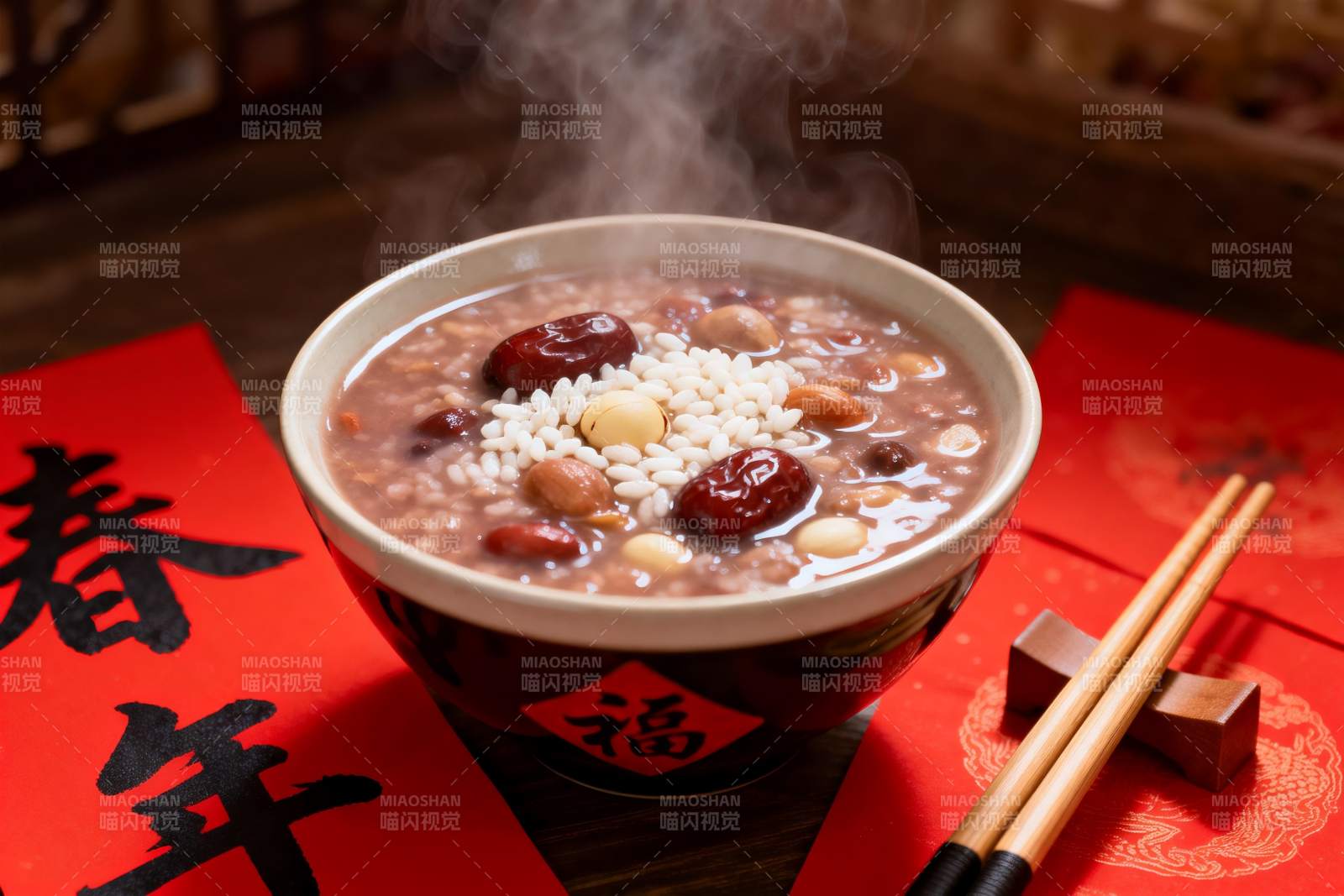 热气腾腾的腊八粥配春联图片