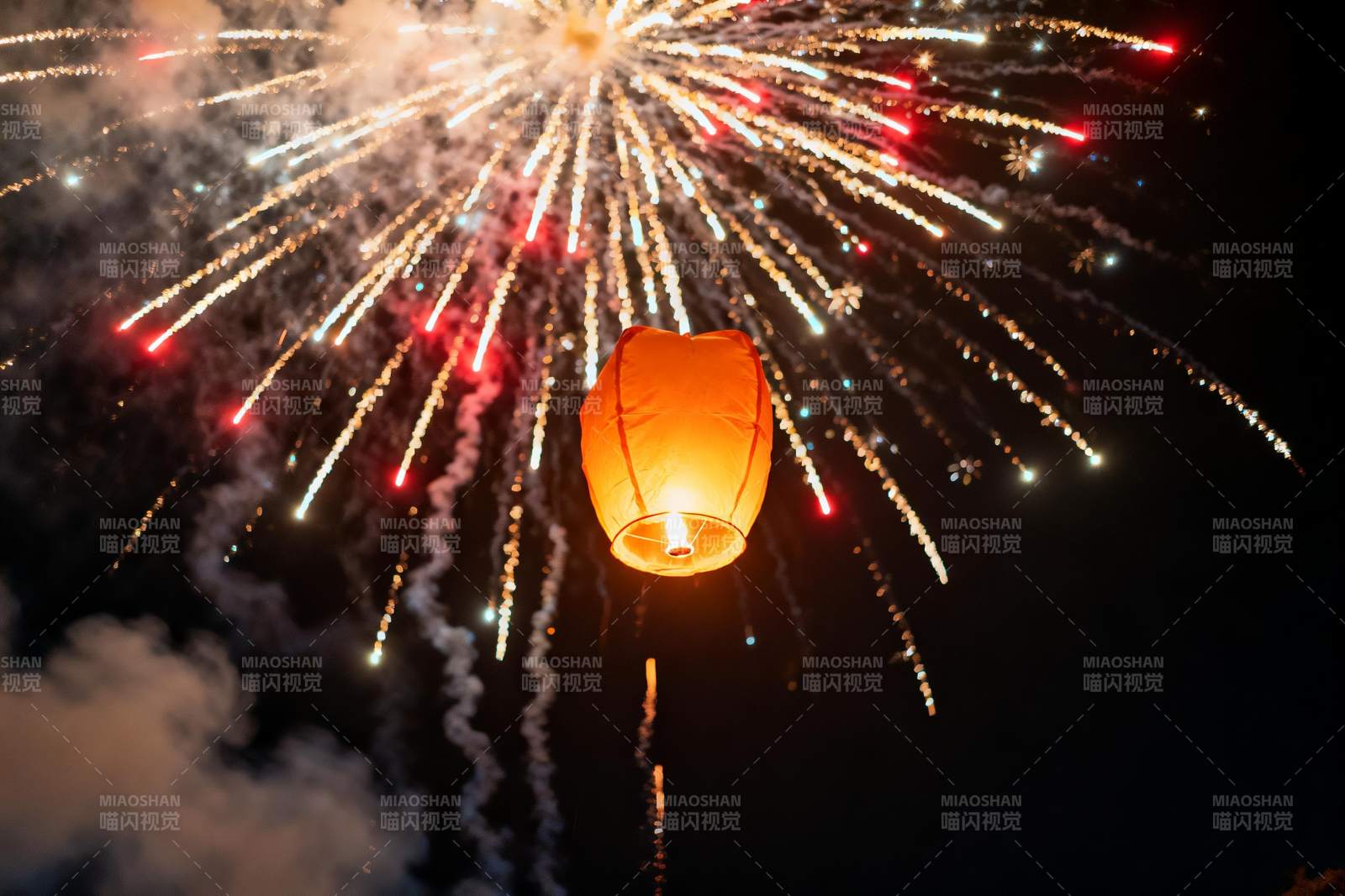 夜空孔明灯烟花绽放图片