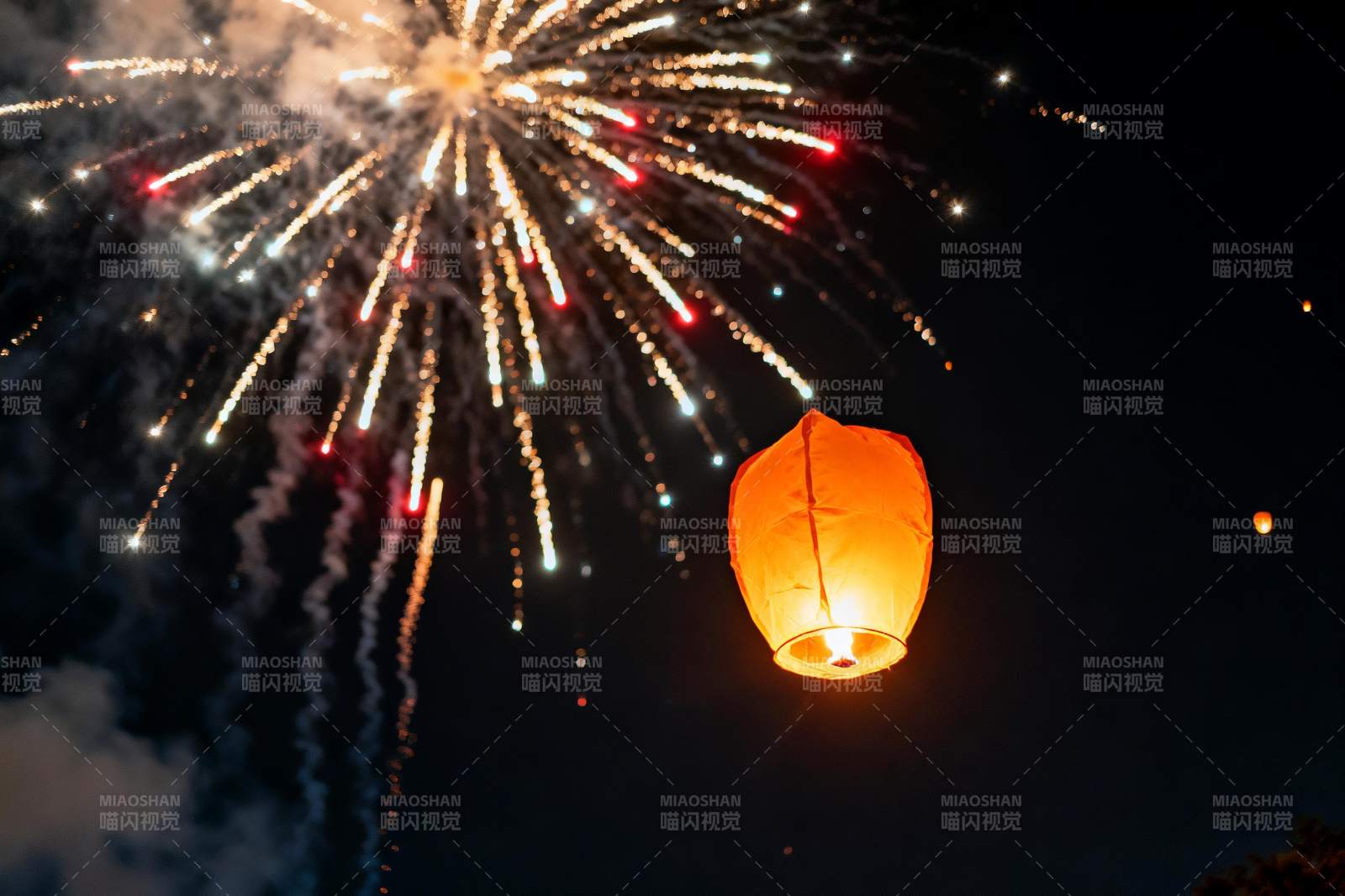 夜空烟花孔明灯共舞图片