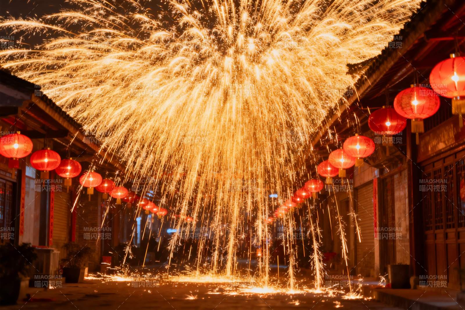 夜空烟花绽放古街红灯笼图片