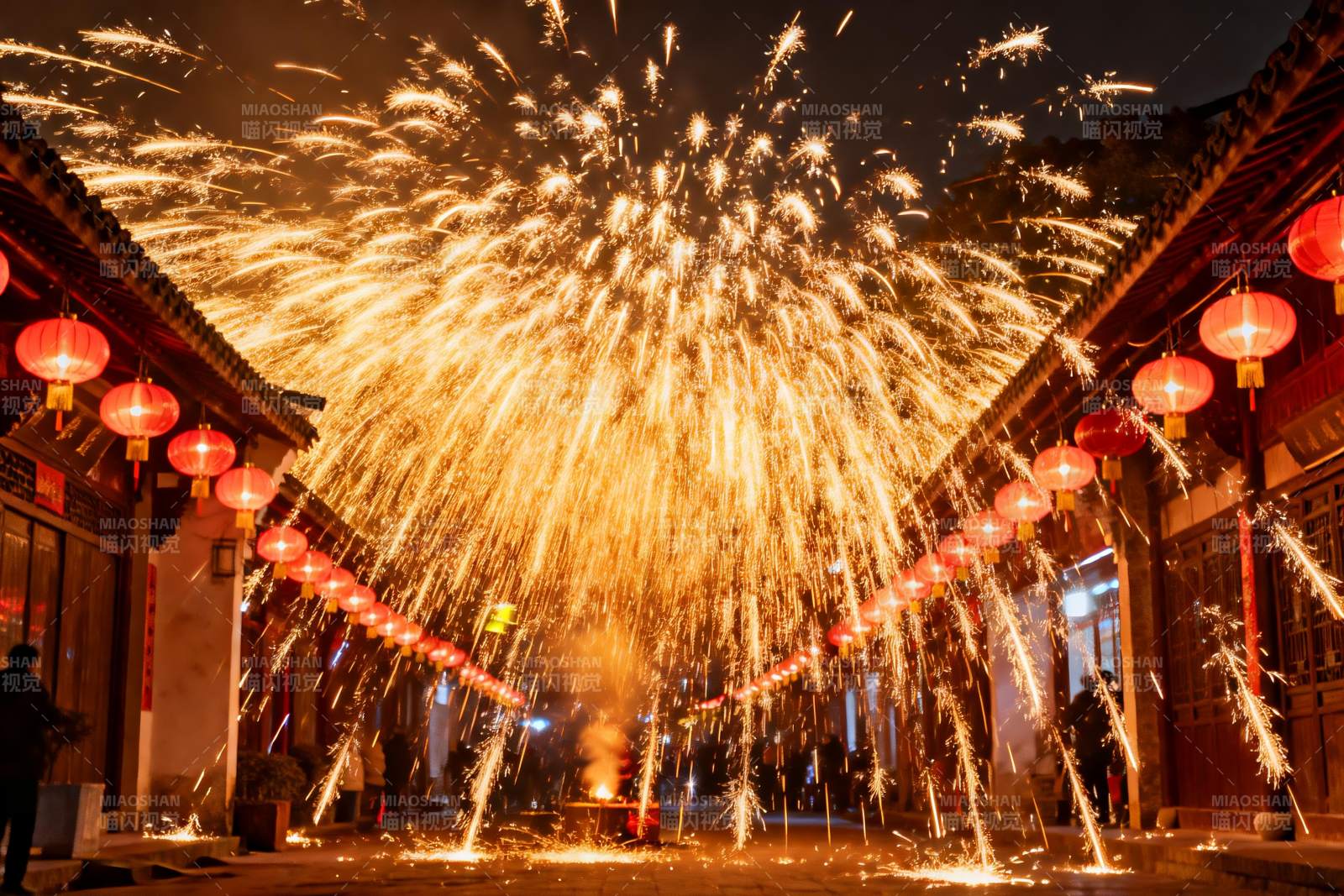 夜空烟花绽放古街红灯笼图片