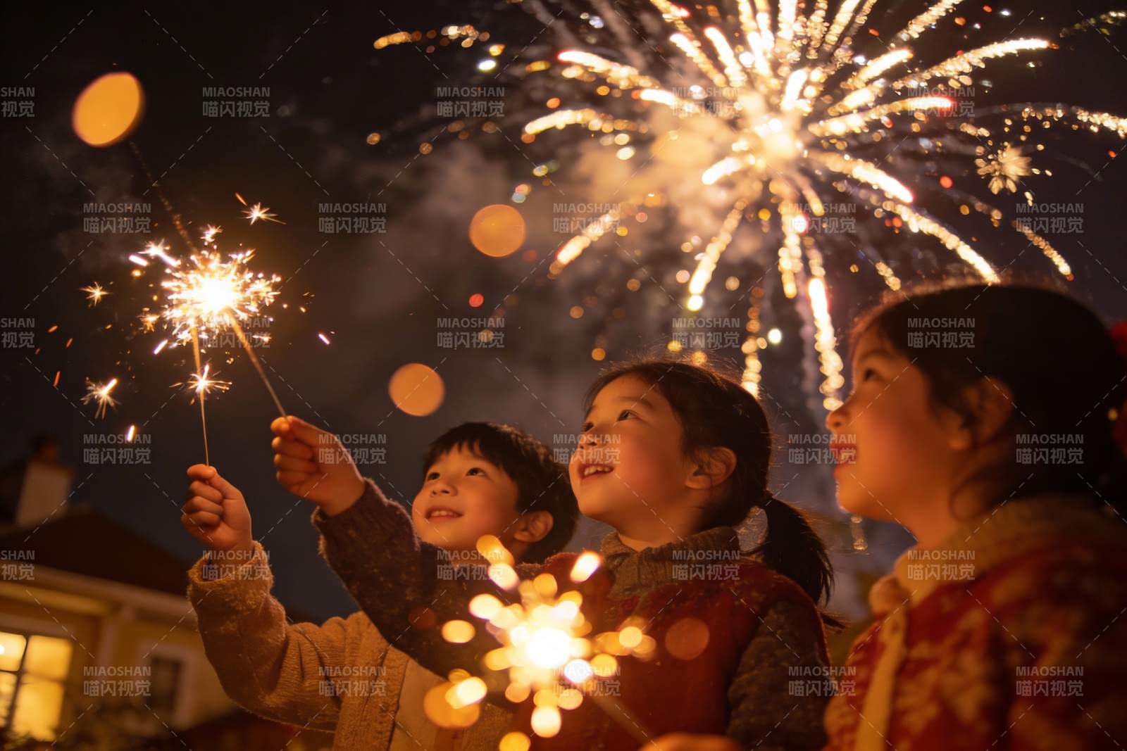 儿童手持烟花仰望夜空图片