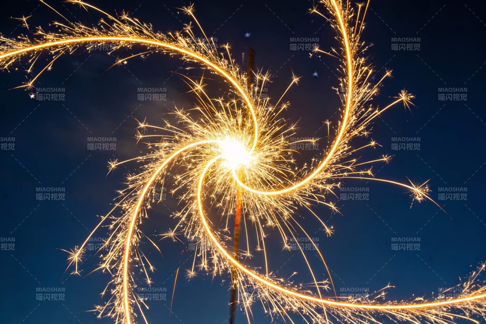 夜空烟花绽放绚丽轨迹图片