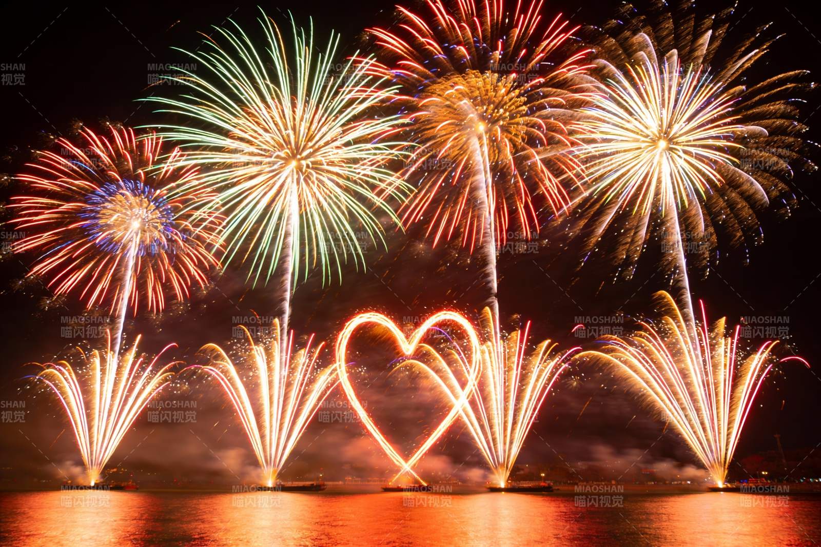 夜空中绚丽多彩的烟花表演图片