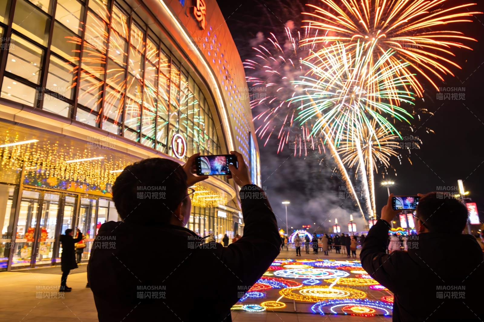 夜景烟花秀众人拍照留念图片