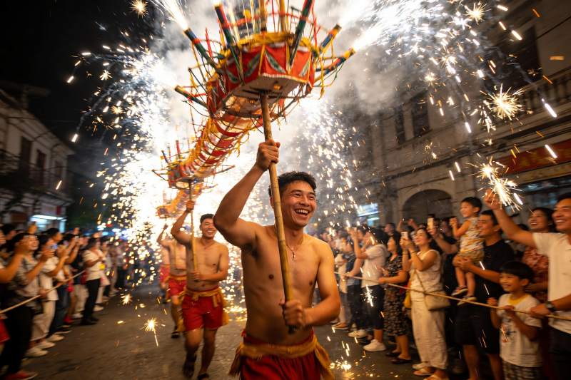 夜游花灯烟火表演热闹非凡图片