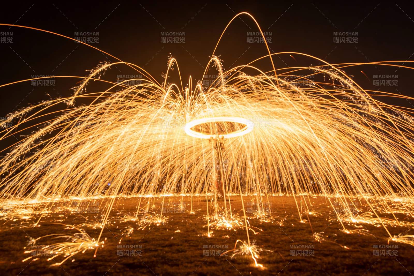 夜空烟花绽放绚丽光芒图片