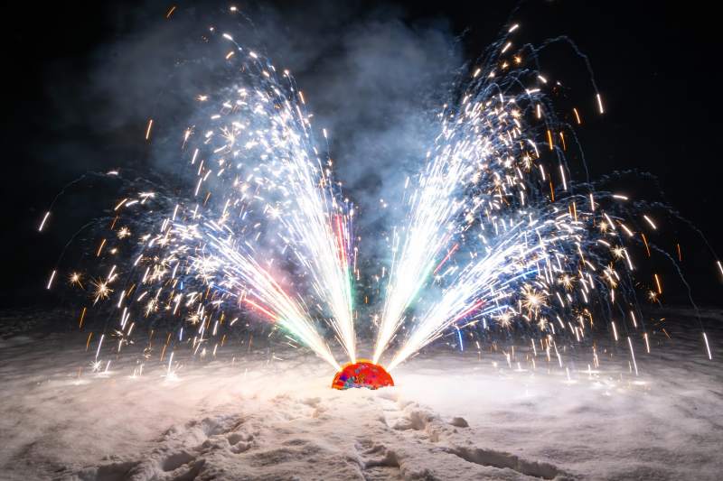 雪地烟花绽放夜空绚丽图片