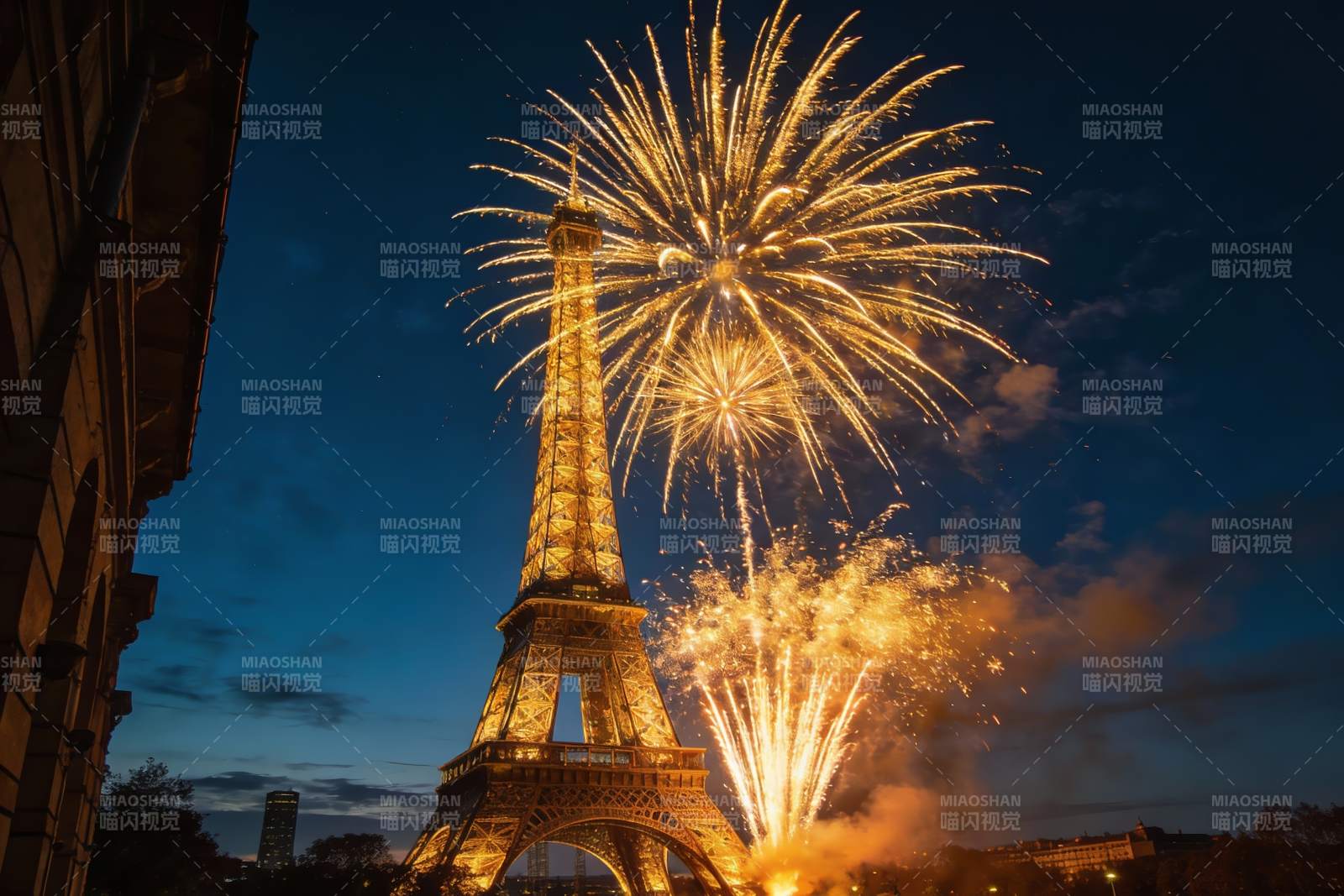 埃菲尔铁塔夜空烟花绽放图片